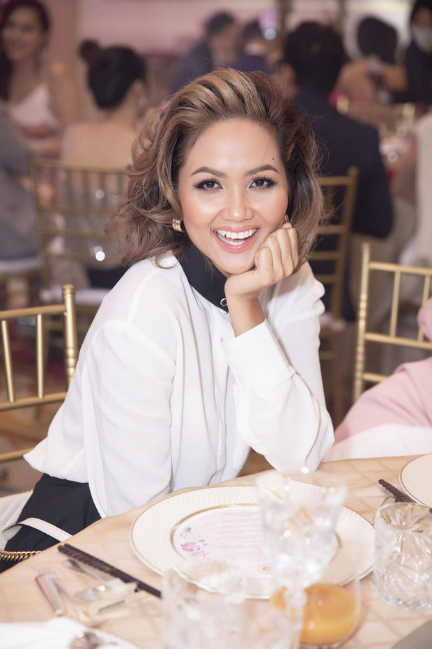 Đám cưới Thúy Vân: Hoàng Thùy mặc đồ nổi, thích giật spotlight