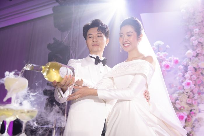 Đám cưới Thúy Vân: Hoàng Thùy mặc đồ nổi, thích giật spotlight