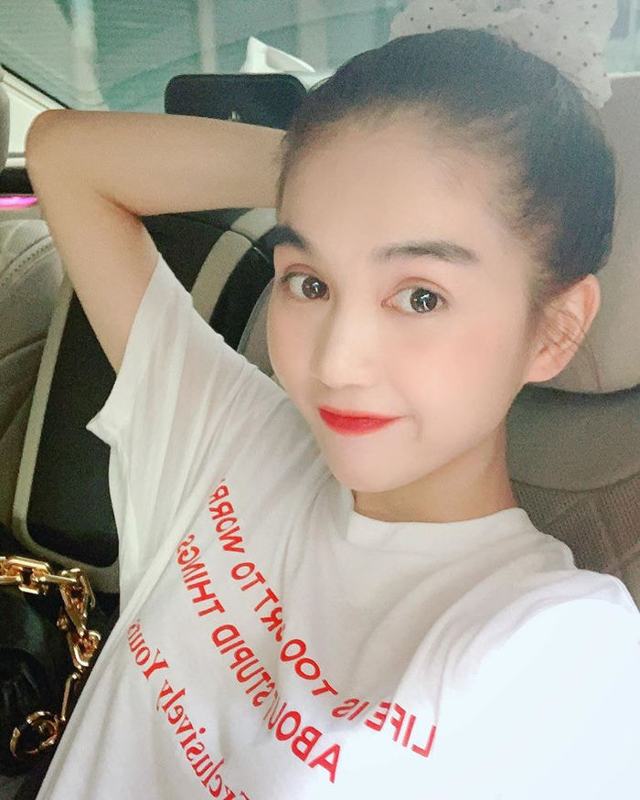 Thanh Hằng khoe eo nhỏ kỷ lục, Hà Hồ diện bikini gợi cảm giữa thai kỳ