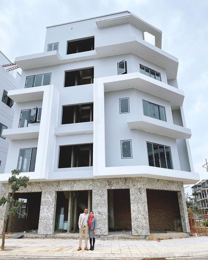 Sau Ngọc Trinh, Hoà Minzy sở hữu thẻ đen chỉ dành cho hội siêu giàu