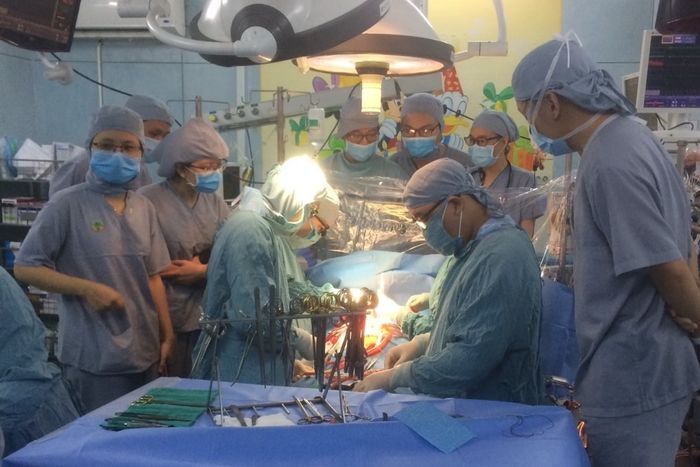 Kỳ tích bác sĩ lấy lại sự sống cho cậu bé bị vật nhọn đâm vào tim