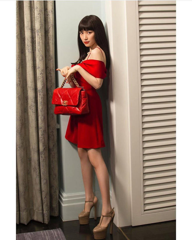Sau Ngọc Trinh, Hoà Minzy sở hữu thẻ đen chỉ dành cho hội siêu giàu