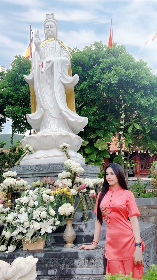 Á hậu Thư Dung trở lại bị nghi đã thẩm mỹ, sau 2 năm vẫn còn tai tiếng