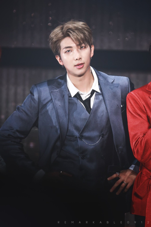 RM (BTS) bị chê xấu khi lọt chung khung hình với G-Dragon, Chanyeol