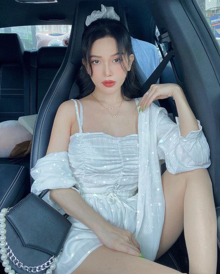 Ai diện váy áo rút dây kém sang chứ Ngọc Trinh, Tóc Tiên sexy có thừa