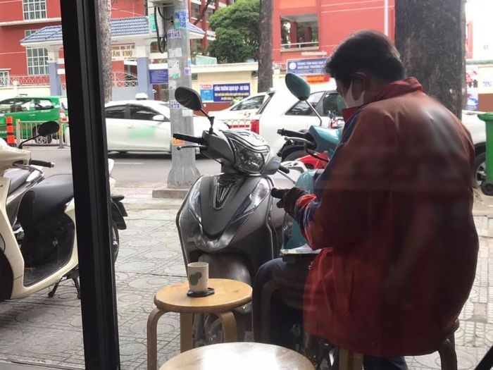 Hết bị đối xử tệ, shipper được nhân viên mời nước, cúi đầu chào