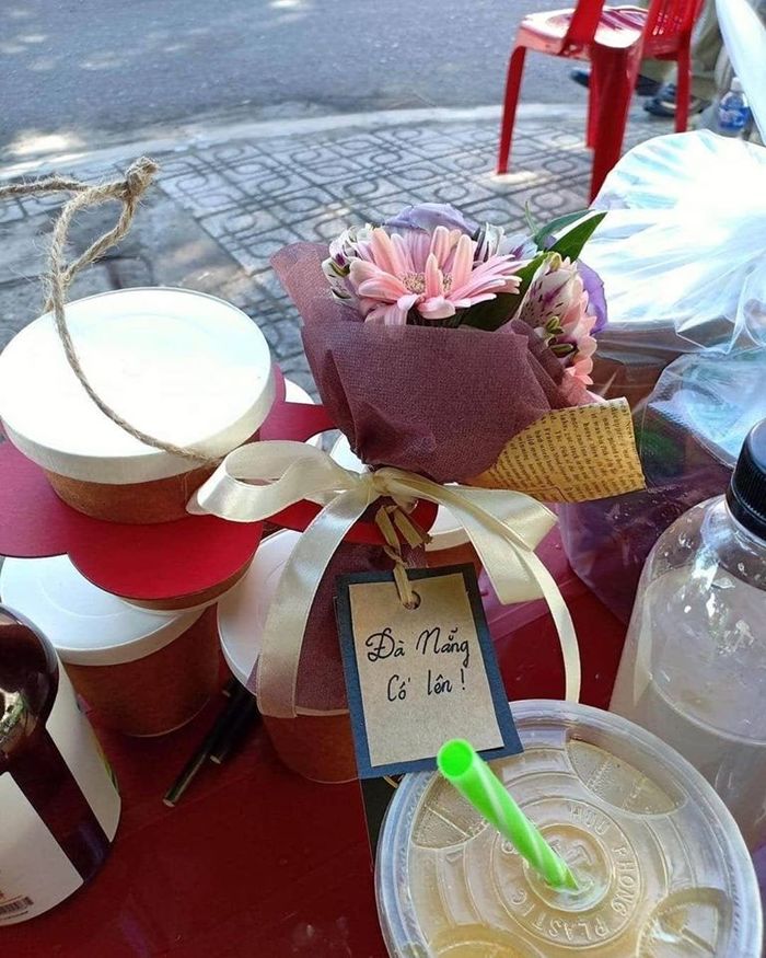 Người Đà Nẵng liên tục tiếp tế đồ ăn cho y bác sĩ, món gì cũng có!