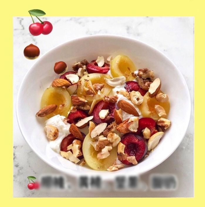 Ăn sáng bằng sữa chua mix chuối, nho, ngũ cốc giúp siết eo hiệu quả
