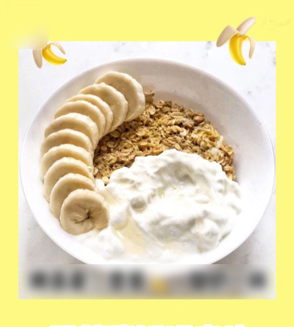 Ăn sáng bằng sữa chua mix chuối, nho, ngũ cốc giúp siết eo hiệu quả