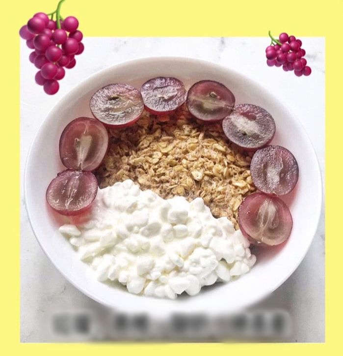 Ăn sáng bằng sữa chua mix chuối, nho, ngũ cốc giúp siết eo hiệu quả