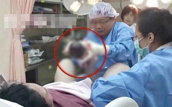 Anh chồng ghi lại khoảnh khắc vợ vượt cạn, CĐM xem mà cay khóe mắt