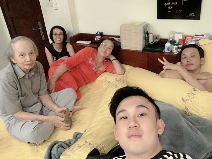 Ảnh gia đình Hoài Linh - Dương Triệu Vũ: Anh giống hệt mẹ, em y đúc bố