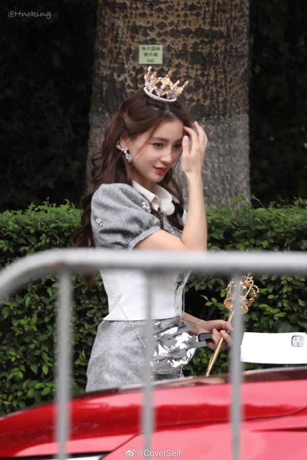 Ảnh hậu trường chưa chỉnh sửa của Angelababy gây sốt