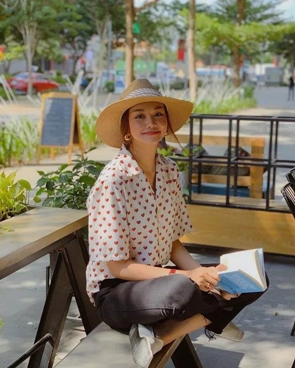 4 kiểu sơ mi nâng tầm style công sở: Tham khảo sơ mi họa tiết hoa