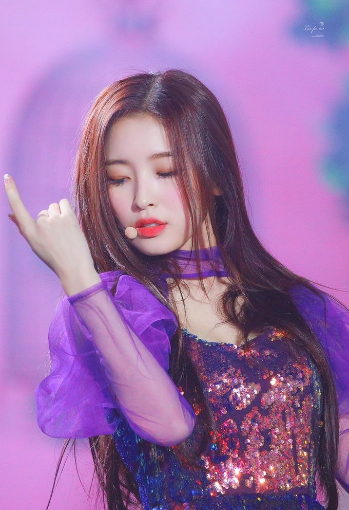 Nữ thần Kpop sở hữu tóc tiên quyến rũ: Arin tóc đen, Rosé nhuộm vàng