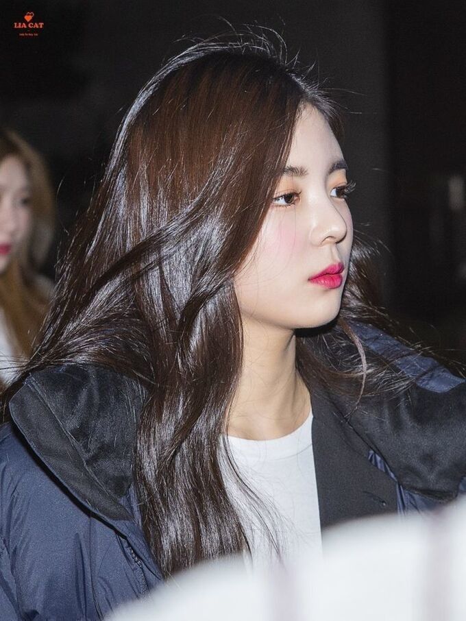 Nữ thần Kpop sở hữu tóc tiên quyến rũ: Arin tóc đen, Rosé nhuộm vàng