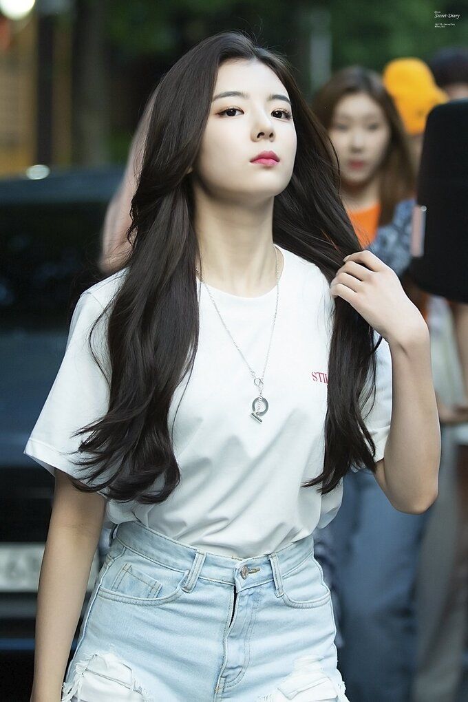 Nữ thần Kpop sở hữu tóc tiên quyến rũ: Arin tóc đen, Rosé nhuộm vàng