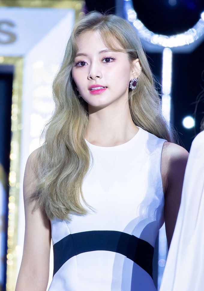 Nữ thần Kpop sở hữu tóc tiên quyến rũ: Arin tóc đen, Rosé nhuộm vàng