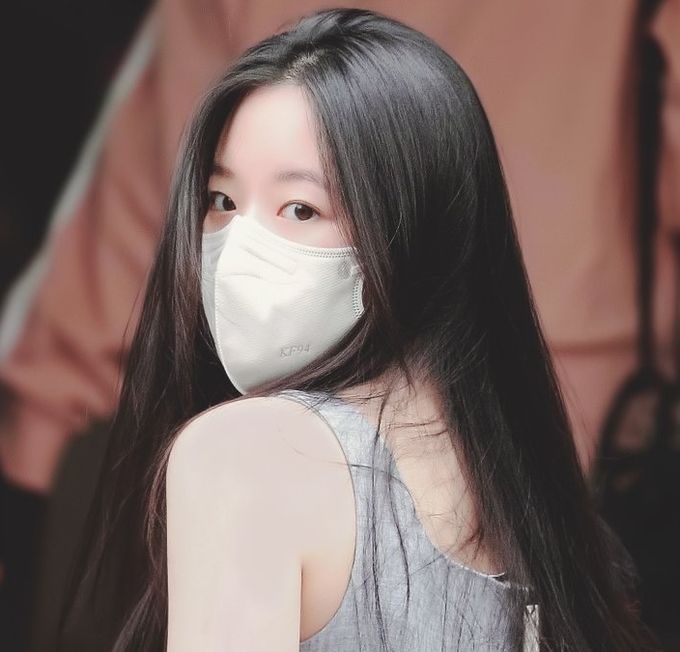 Nữ thần Kpop sở hữu tóc tiên quyến rũ: Arin tóc đen, Rosé nhuộm vàng