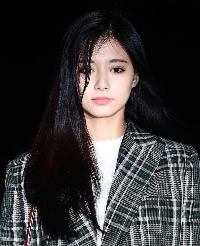 Nữ thần Kpop sở hữu tóc tiên quyến rũ: Arin tóc đen, Rosé nhuộm vàng