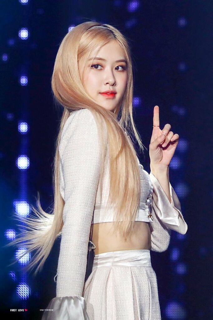 Nữ thần Kpop sở hữu tóc tiên quyến rũ: Arin tóc đen, Rosé nhuộm vàng