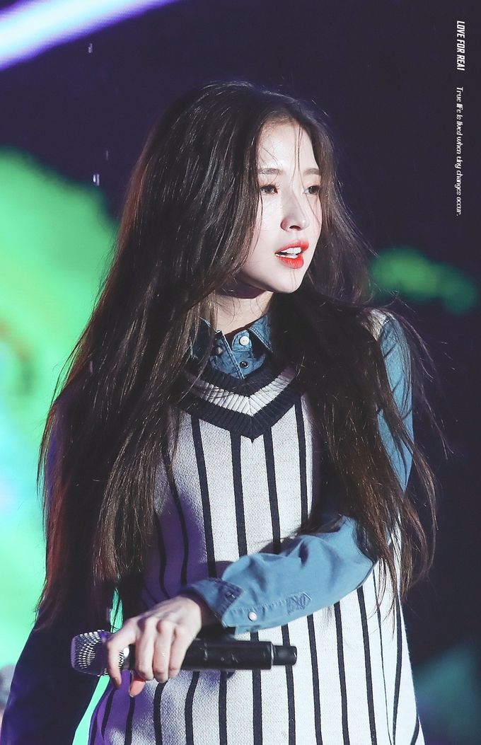 Nữ thần Kpop sở hữu tóc tiên quyến rũ: Arin tóc đen, Rosé nhuộm vàng