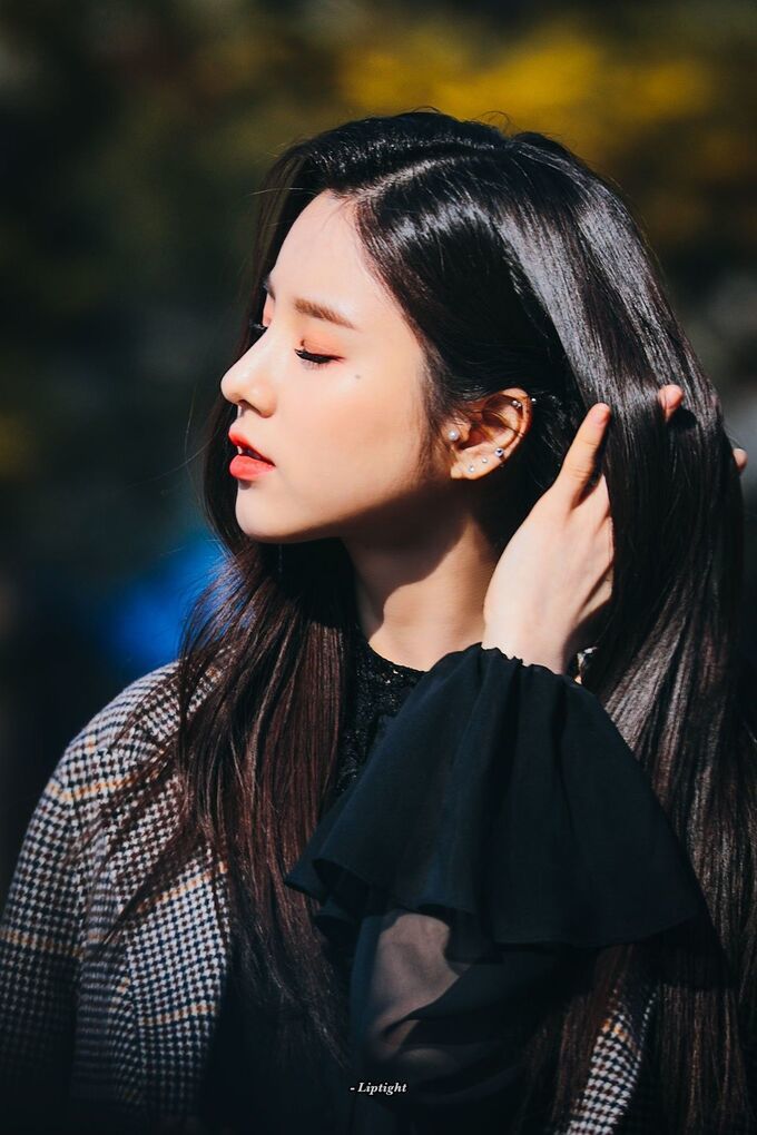 Nữ thần Kpop sở hữu tóc tiên quyến rũ: Arin tóc đen, Rosé nhuộm vàng