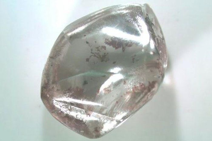 Bà cụ đang đi chơi bỗng thành tỷ phú vì nhặt được kim cương