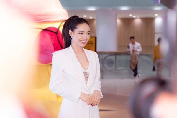 Bà xã Trường Giang ngày càng đẹp nuột sau khi về nhà chồng