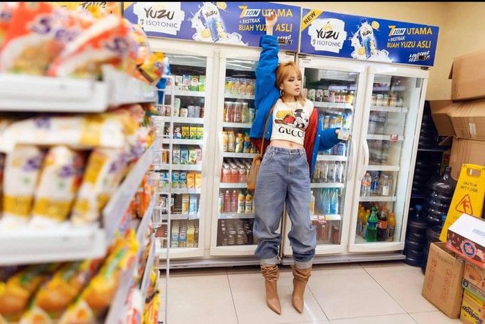 Thiều Bảo Trâm biến hóa đa dạng với quần jeans cực chất