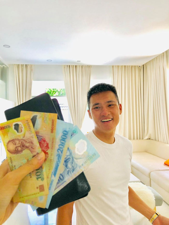 Con gái Thủy Tiên ngày một lớn, bắt cả ba mẹ ký biên bản