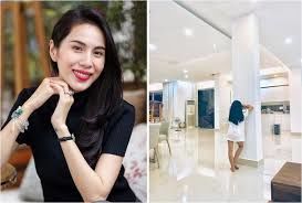 Con gái Thủy Tiên ngày một lớn, bắt cả ba mẹ ký biên bản