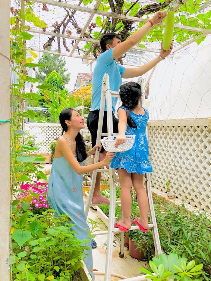 Con gái Thủy Tiên ngày một lớn, bắt cả ba mẹ ký biên bản