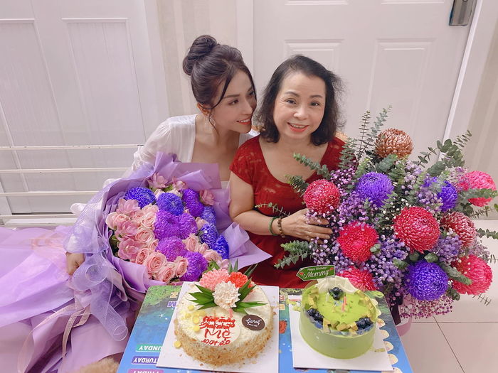 Bảo Anh khoe ảnh gia đình, Midu đòi bỏ phố về rừng sống
