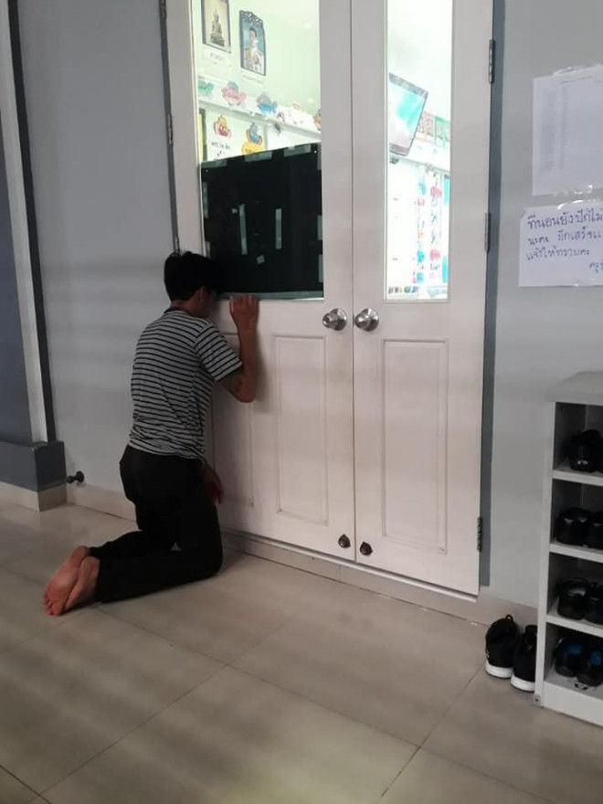 Bật cười khoảnh khắc đáng yêu của các bố khi lần đầu đưa con đi học
