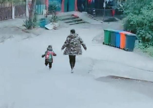 Bật cười khoảnh khắc đáng yêu của các bố khi lần đầu đưa con đi học