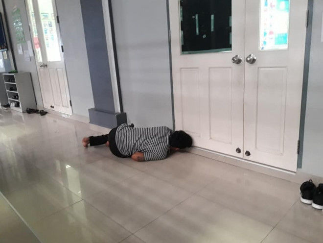 Bật cười khoảnh khắc đáng yêu của các bố khi lần đầu đưa con đi học