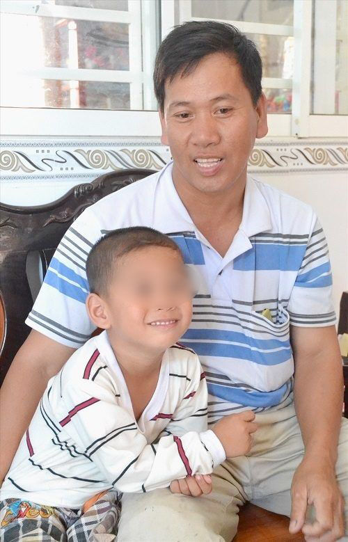 Bé trai văng khỏi bụng mẹ 6 năm trước giờ đã khôn lớn, đã đi học