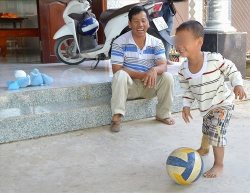 Bé trai văng khỏi bụng mẹ 6 năm trước giờ đã khôn lớn, đã đi học