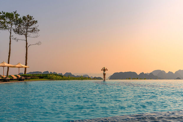 Hè ập tới, checkin hồ bơi sang chảnh với bikini nhỏ xíu