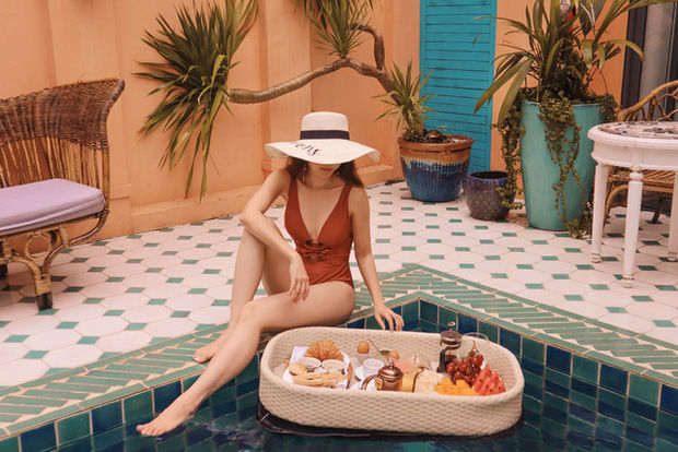 Hè ập tới, checkin hồ bơi sang chảnh với bikini nhỏ xíu