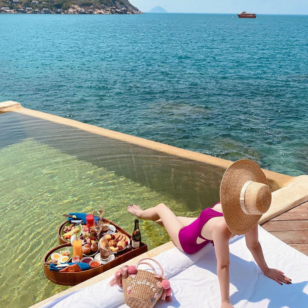 Hè ập tới, checkin hồ bơi sang chảnh với bikini nhỏ xíu