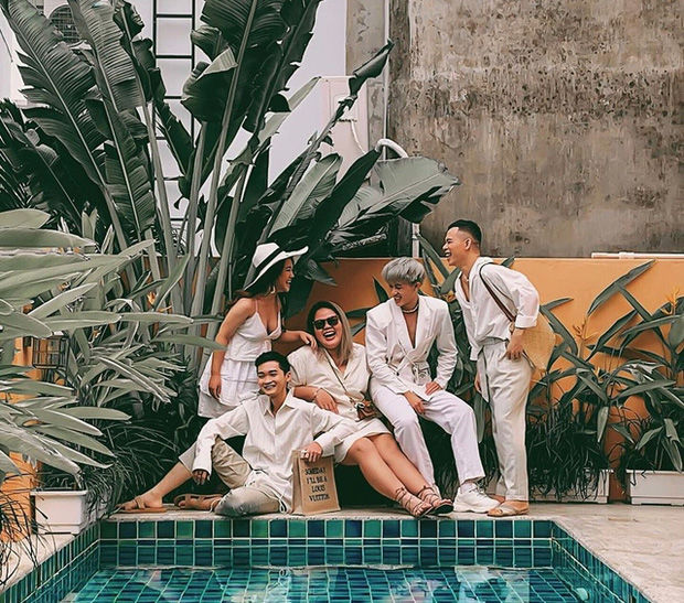 Hè ập tới, checkin hồ bơi sang chảnh với bikini nhỏ xíu