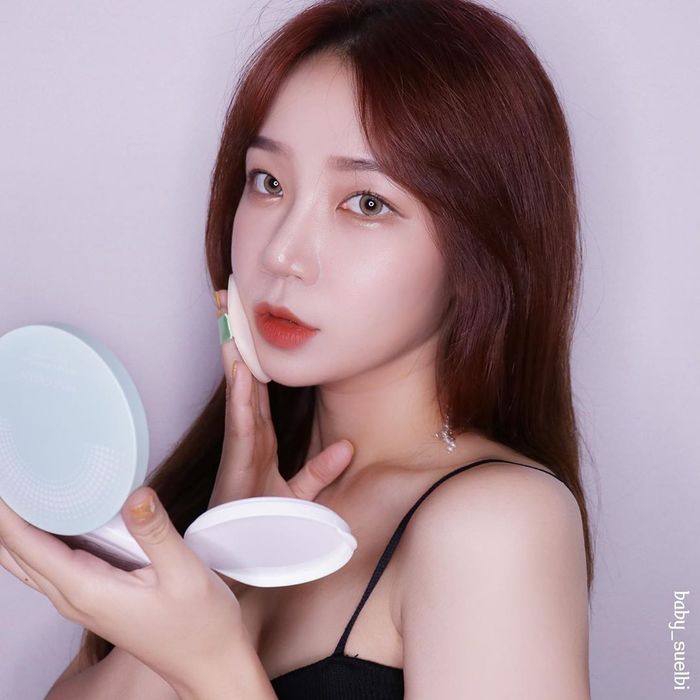 Bí quyết trang điểm lâu trôi ngày hè: Dùng kem lót dưỡng ẩm