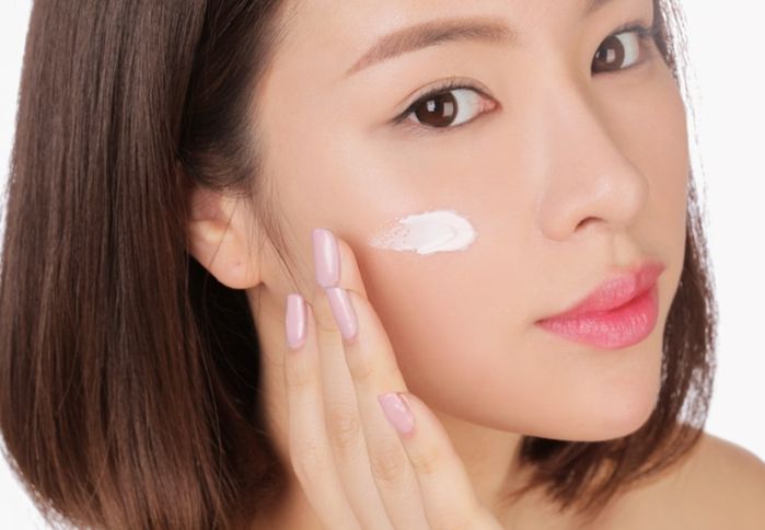 Bí quyết trang điểm lâu trôi ngày hè: Dùng kem lót dưỡng ẩm