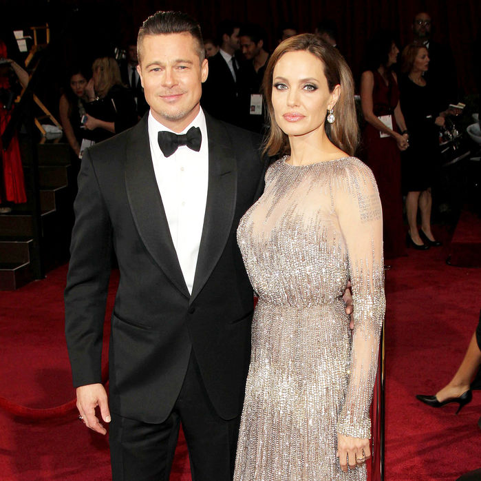 Brad Pitt xuất hiện cực ngầu khi lái mô tô rời khỏi nhà vợ cũ Jolie