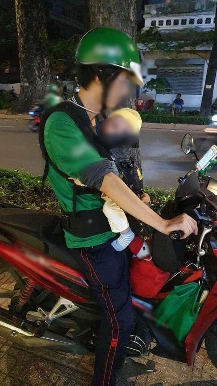 Các ông bố đảm đang vừa bế con vừa làm việc khiến CĐM ngưỡng mộ