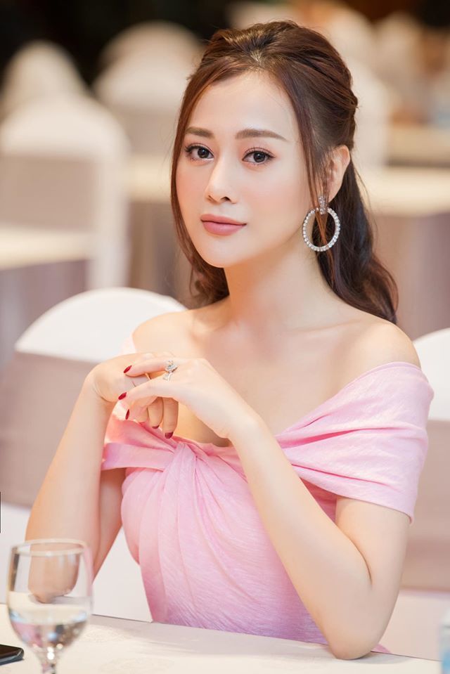 Cách ứng xử của sao nữ Việt khi nhận được lời mời ngàn USD