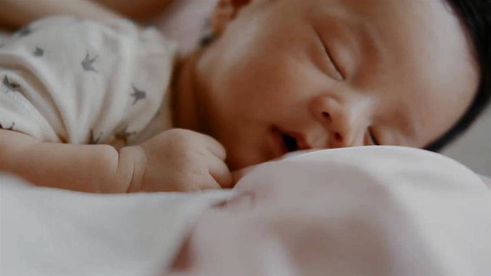 Cận cảnh gương mặt quý tử mới sinh nhà Hoa hậu Đặng Thu Thảo