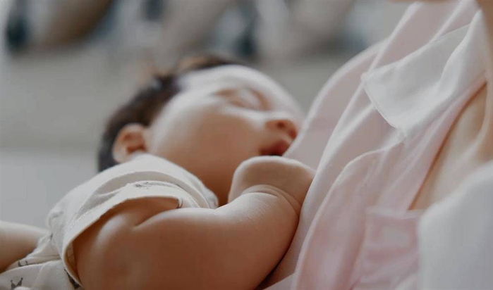 Cận cảnh gương mặt quý tử mới sinh nhà Hoa hậu Đặng Thu Thảo
